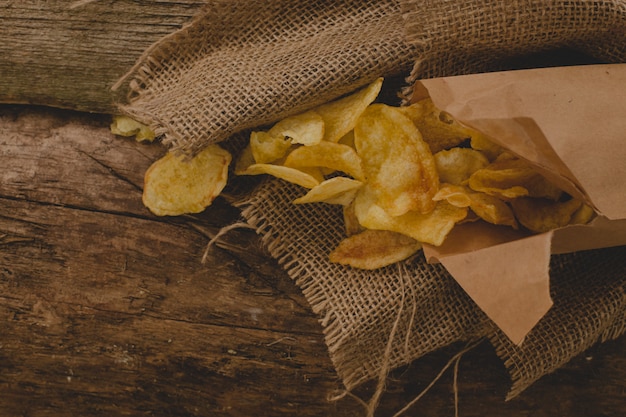 Foto gratuita papas fritas en la mesa