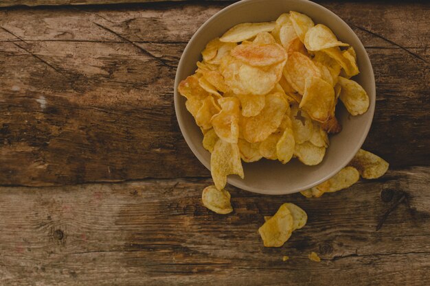 Papas fritas en la mesa