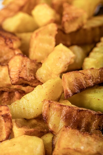 Papas fritas en plato blanco servido