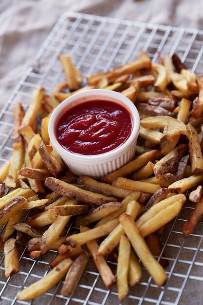 Papas fritas con salsa de salsa de tomate