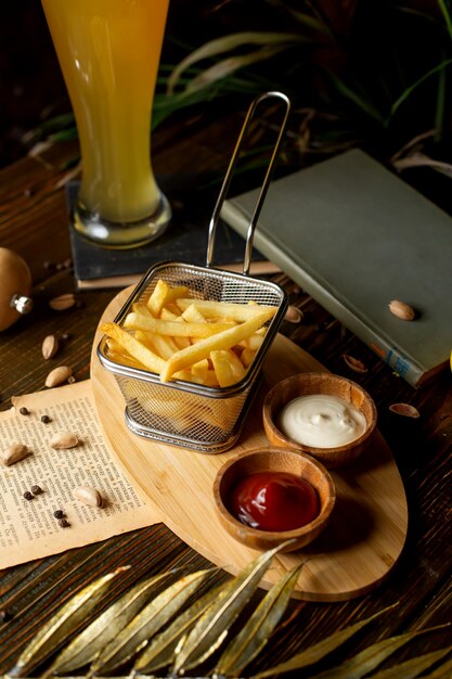 Papas fritas con salsa de tomate y mayonesa