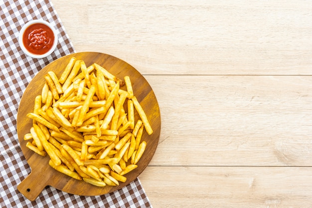 Foto gratuita papas fritas con salsa de tomate o salsa de tomate