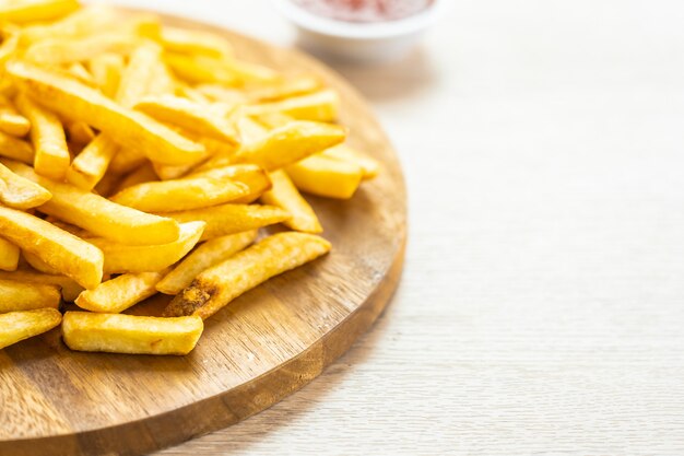 Papas fritas con salsa de tomate o salsa de tomate