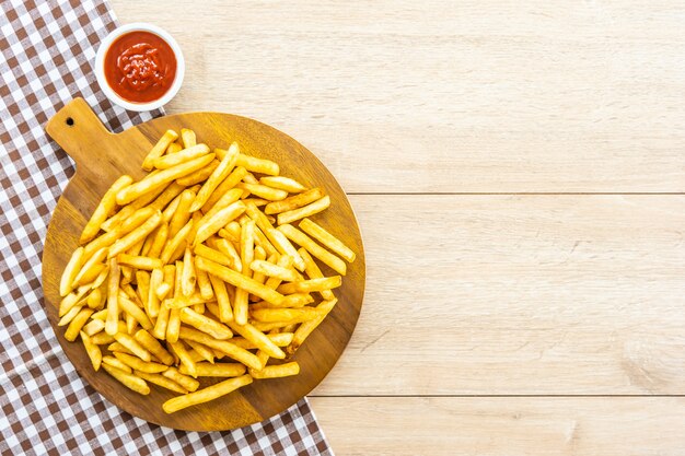 Papas fritas con salsa de tomate o salsa de tomate