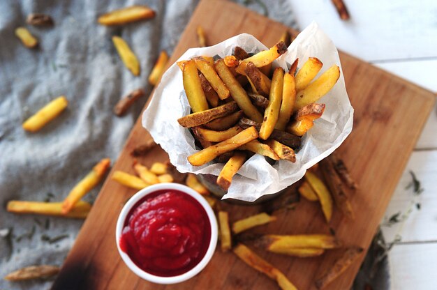 Papas fritas y salsa de tomate