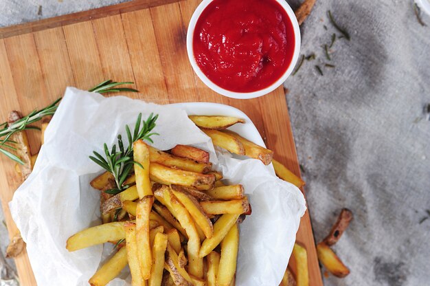 Papas fritas y salsa de tomate