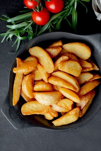 Papas fritas con tomates y verduras