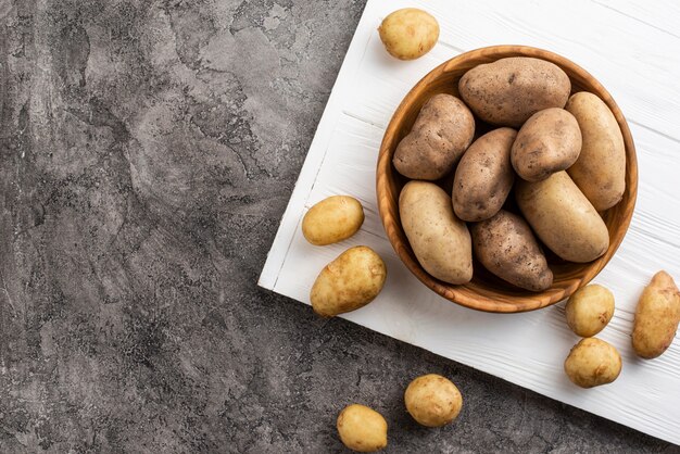 Papas naturales en un tazón