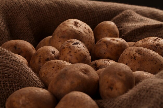 Papas rústicas sin pelar en un escritorio