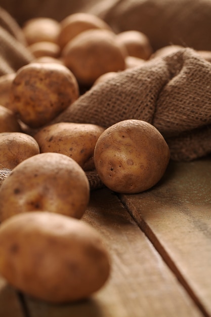 Papas rústicas sin pelar en un escritorio