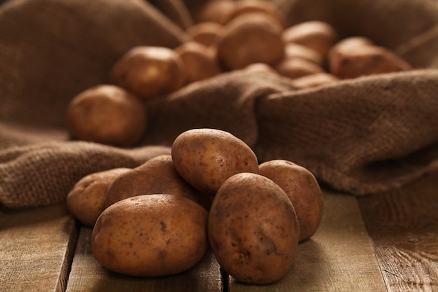 Papas rústicas sin pelar en un escritorio