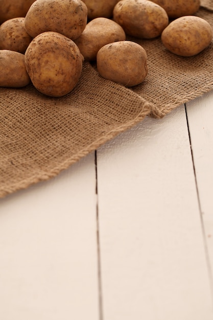 Foto gratuita papas rústicas sin pelar sobre una mesa