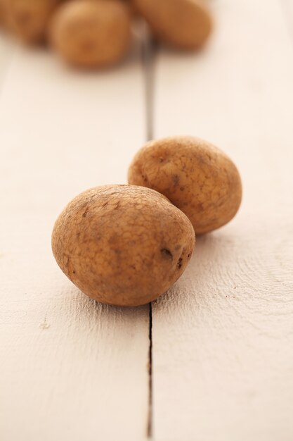 Papas rústicas sin pelar sobre una mesa