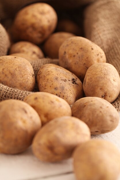 Papas rústicas sin pelar sobre una mesa