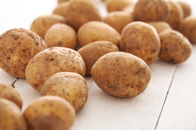 Papas rústicas sin pelar sobre una mesa