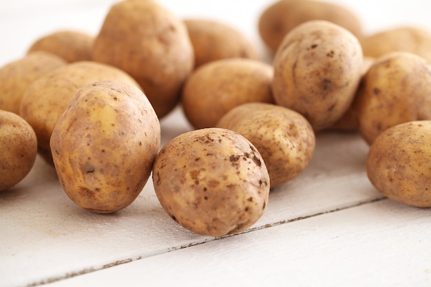 Papas rústicas sin pelar sobre una mesa