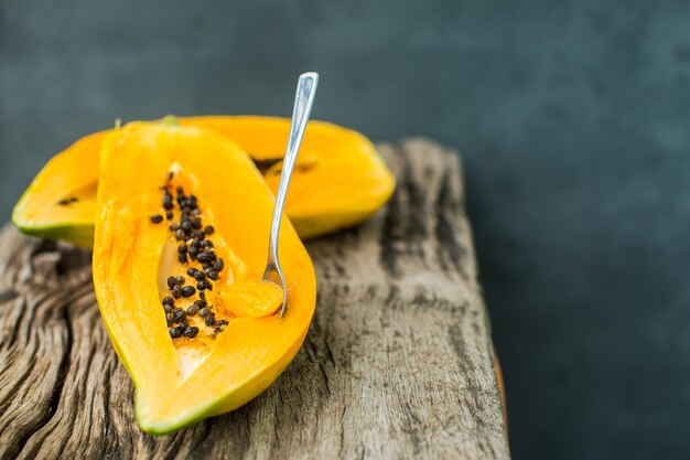 Papaya sobre tabla de madera