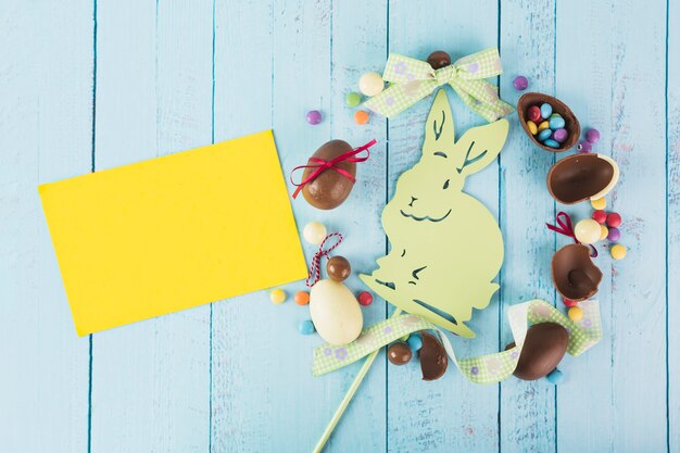 Papel amarillo cerca de la composición de Pascua