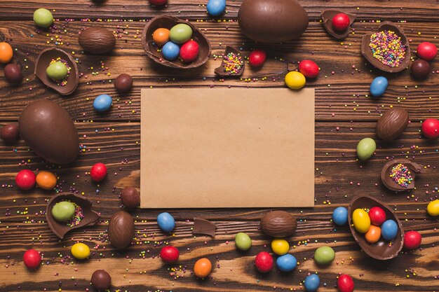 Papel artesanal en medio de dulces de Pascua