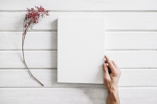 Papel en blanco al lado de flor