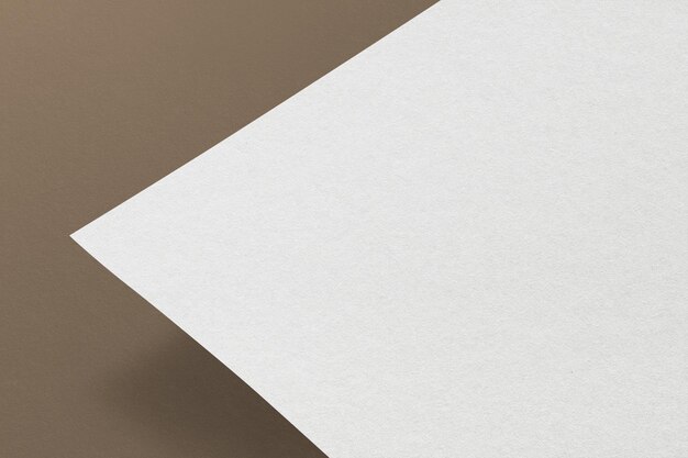 Papel blanco en blanco, desarrollo de la marca para material de oficina empresarial con espacio de diseño