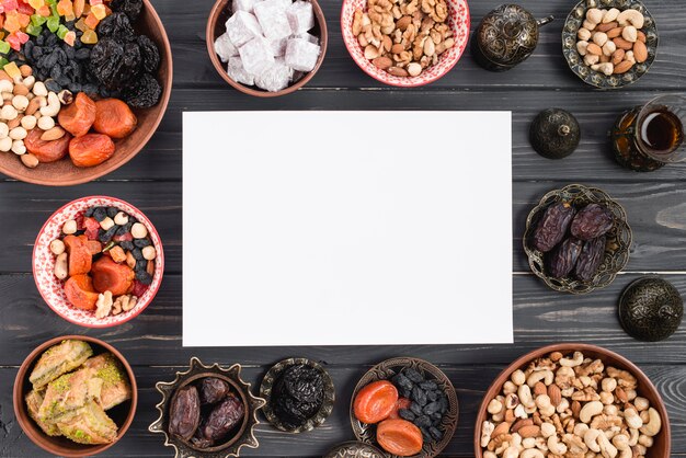 Papel blanco en blanco para el Ramadán Kareem con fechas premium; Frutos secos y dulces arabes.