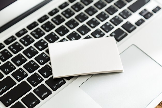 Papel en blanco encima de un teclado