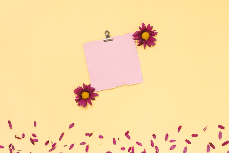 Foto gratuito papel en blanco con flores y pétalos