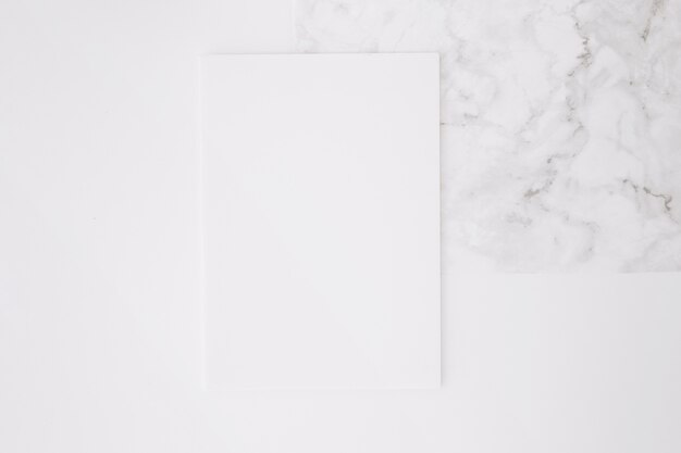Papel en blanco sobre un fondo blanco de escritorio