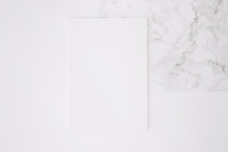 Foto gratuito papel en blanco sobre fondo de escritorio blanco