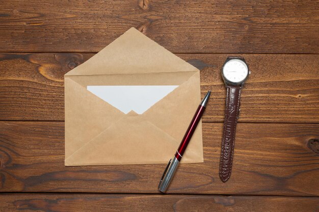 Papel en blanco, sobre de mesa de madera