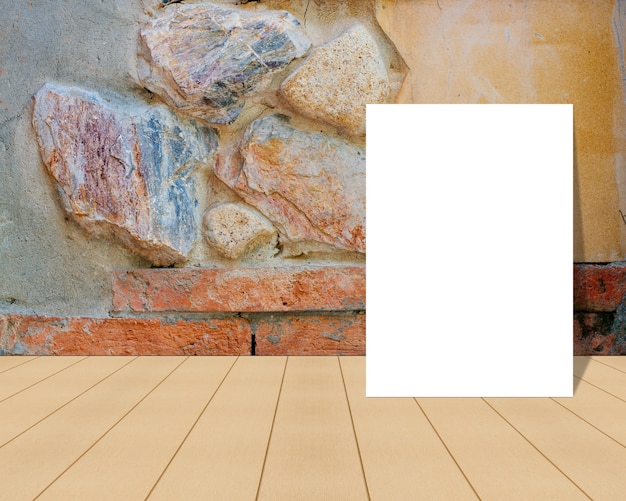 Foto gratuita papel en blanco sobre una superficie de madera y una pared de piedra