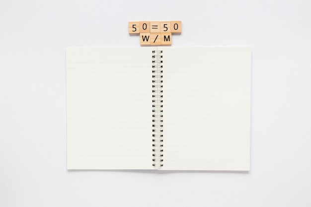 Papel de bloc de notas de papelería con el símbolo de igualdad de derechos