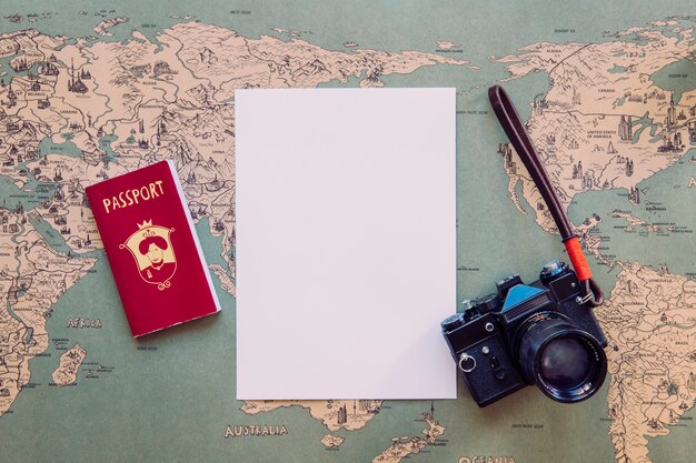 Papel y cámara con pasaporte en el mapa
