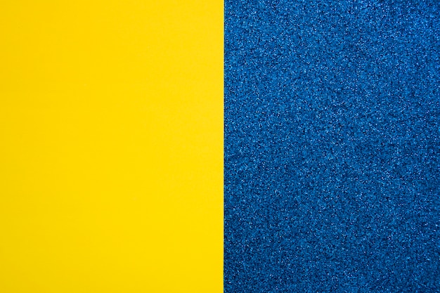 Papel de cartón amarillo sobre alfombra azul