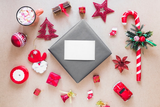 Papel cerca de conjunto de adornos navideños y copa.