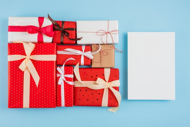 Papel cerca de conjunto de cajas de regalo en envolturas.