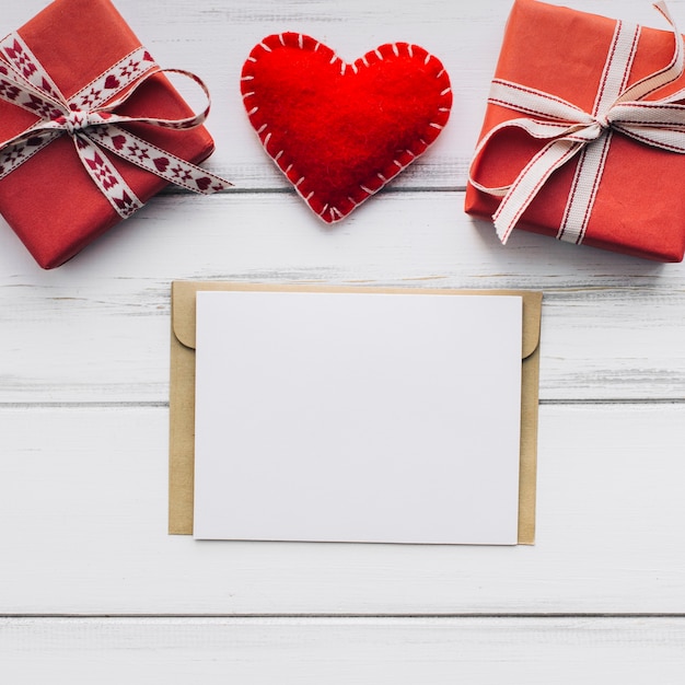 Foto gratuita papel cerca del corazón y regalos