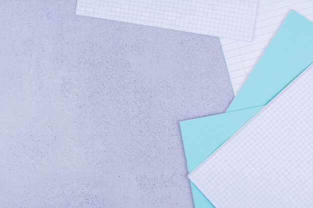 Papel comprobado en blanco y notas en gris.