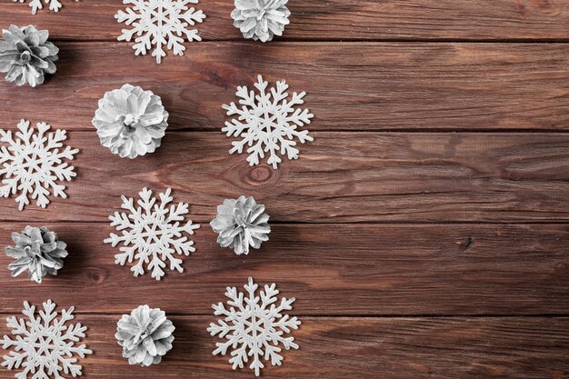 Papel copos de nieve y trabas en tablero de madera