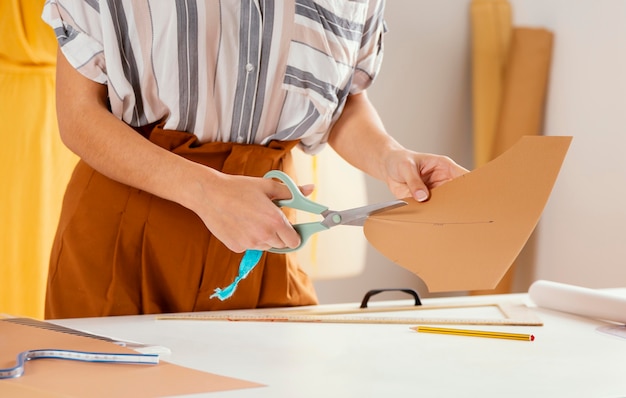 Papel de corte de mano de primer plano