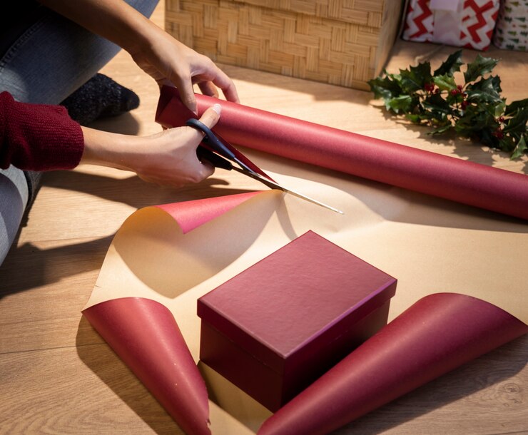 Foto gratuito papel de corte de mujer de alto ángulo para envolver regalos