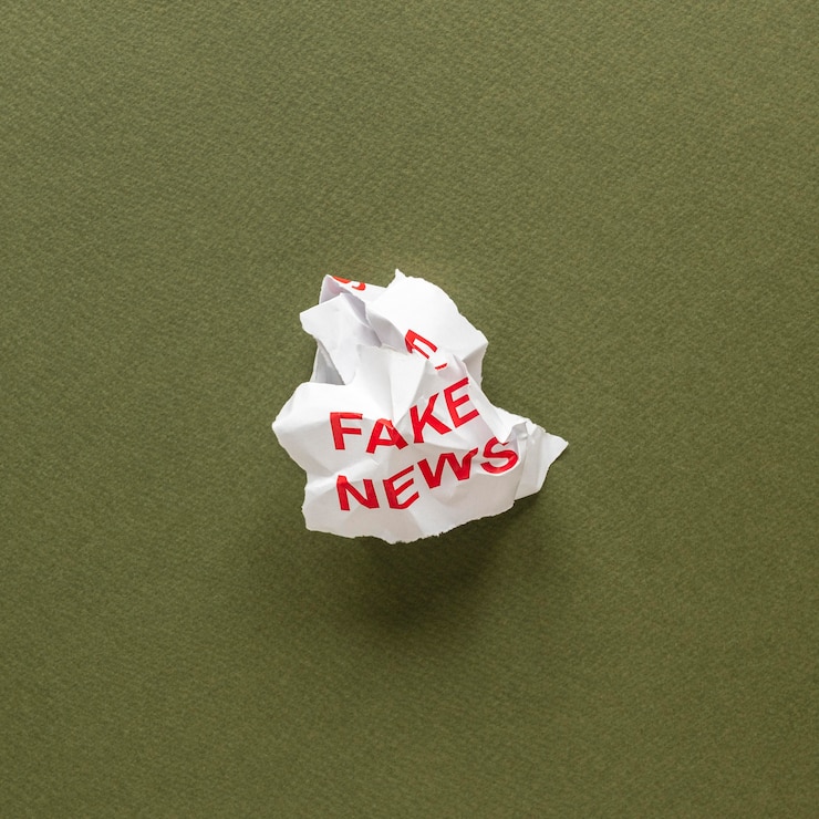 Foto gratuito papel desmenuzado con mensaje de noticias falsas