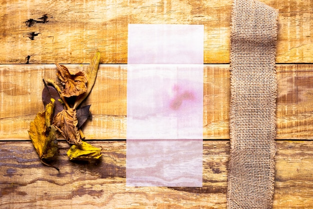 Foto gratuita papel endeble junto a arpillera con fondo de madera