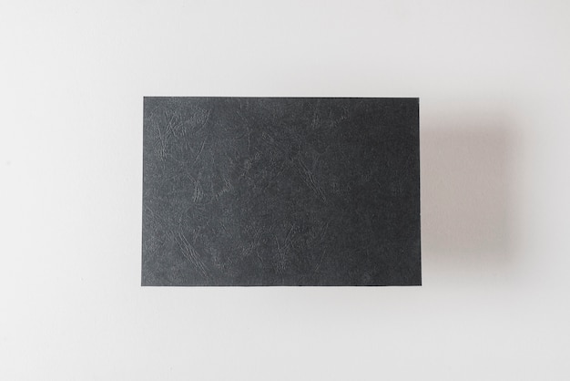 Papel gris de la tarjeta aislado en el fondo blanco
