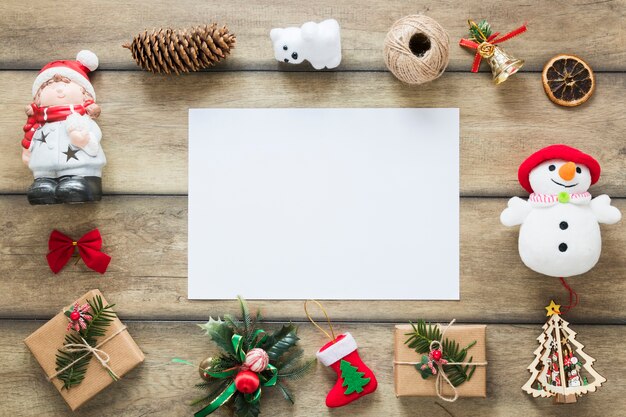 Papel entre juguetes navideños y cajas de regalo.