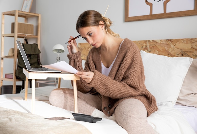 Foto gratuita papel de lectura de mujer de tiro medio