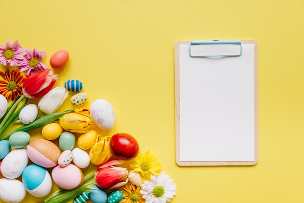 Papel limpio compuesto con huevos para Pascua