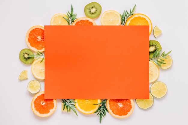 Papel naranja en una variedad de frutas