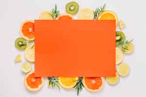 Foto gratuita papel naranja en una variedad de frutas